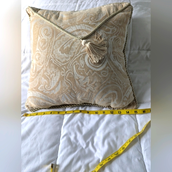 - Throw pillow. 16 inches. Jacquard fabric, rope trim with a tassel… - Picture 3 of 5